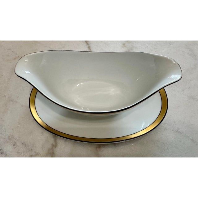 1950s Vintage Hutschenreuther Selb Bavaria Classica Gravy Boat Attached Underplate Gold Trim Pasco For Sale - Image 5 of 10