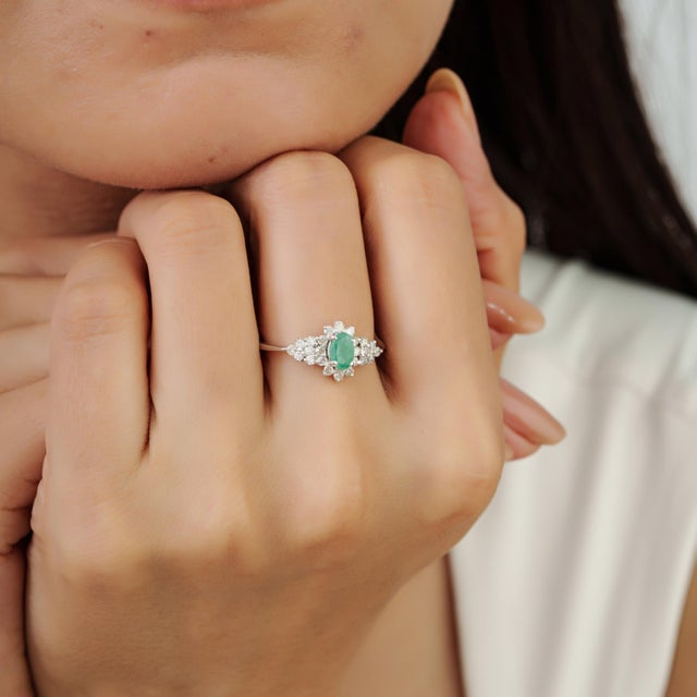 Diamond Studded Regal Natural Emerald Wedding & Engagement Cocktail Ring Size 6 For Sale - Image 6 of 13
