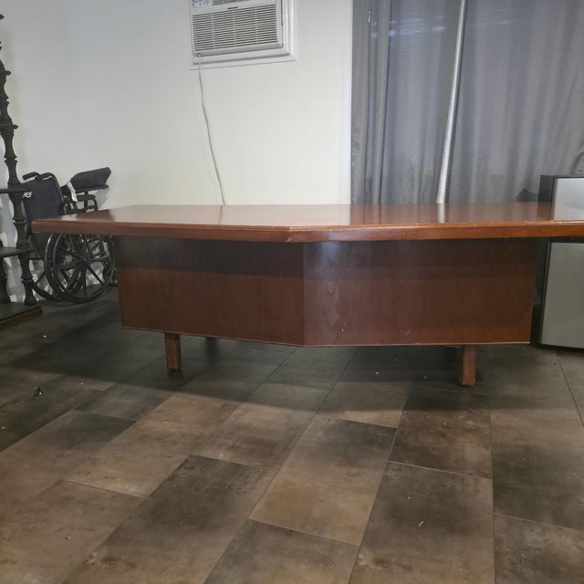 Monteverdi-Young 1960’s Monteverdi Young Mid-Century Modern Walnut Boomerang Executive Desk. For Sale - Image 4 of 8