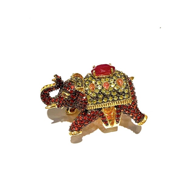 Early 21st Century Bochic "Orient" Neoclassical Elephant Ruby & Sapphire Ring Set 18K Gold & Silver For Sale - Image 5 of 12