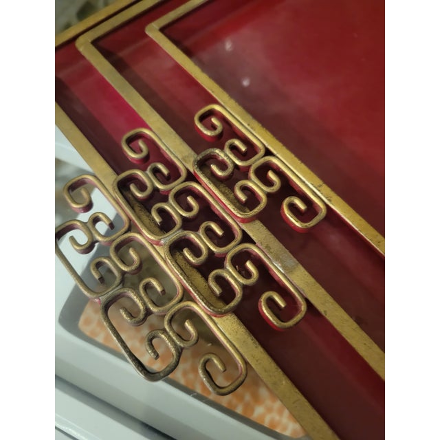 Vintage Gold Red Lacquered Greek Key Hollywood Regency Graduated Serving Tray Set of 3 For Sale In West Palm - Image 6 of 10