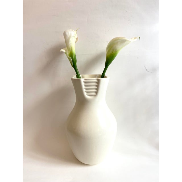 White Vase by Giovanni Gariboldi for Richard Ginori, 1940s, in Flawless conditions. Designed 1920 to 1949 This piece has...