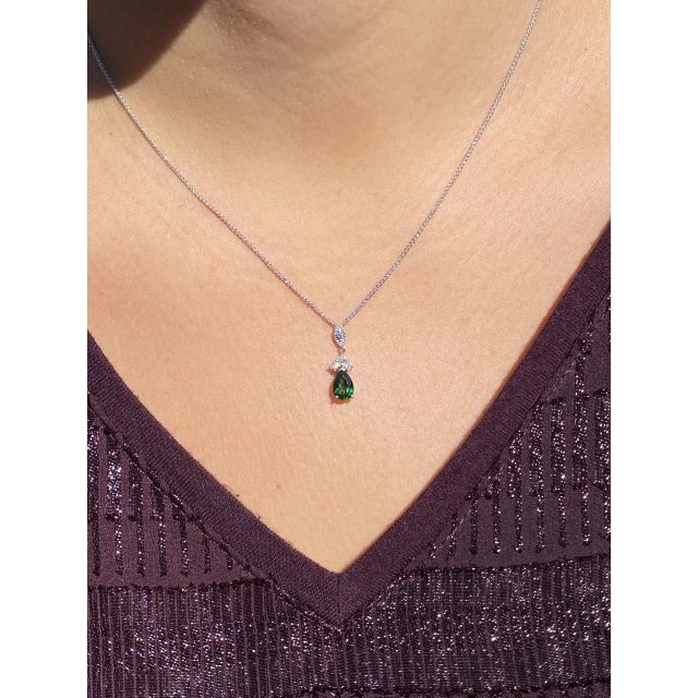 The 69th Street: Chrome Diopside and Diamond Necklace in White Gold For Sale - Image 4 of 4