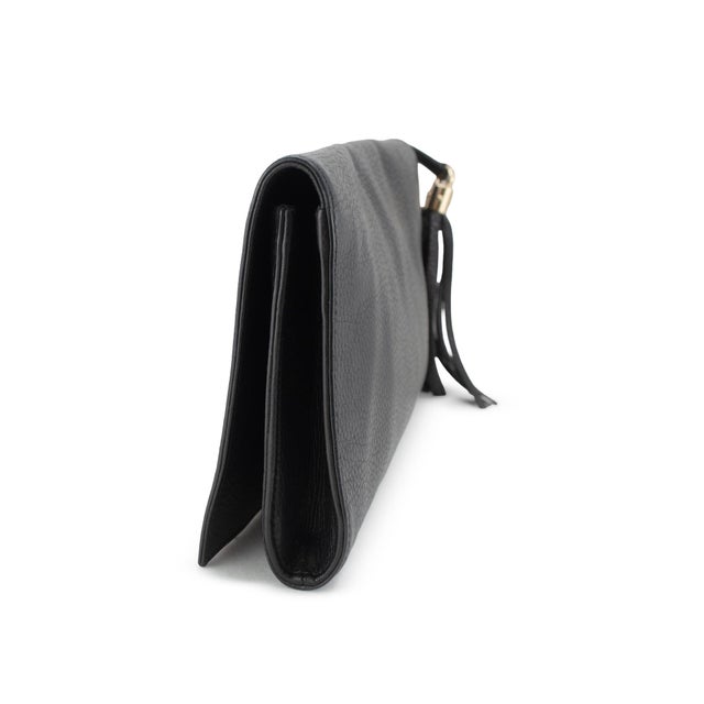 Modern Gucci Soho Gg Black Pebbled Calfskin Leather Tassel Flap Clutch Bag For Sale - Image 3 of 10