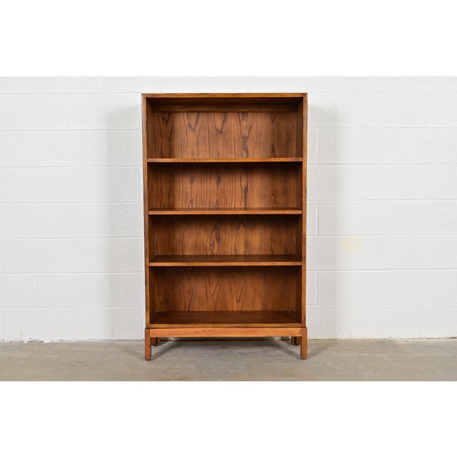 A sleek and stylish Mid-Century Modern oak bookcase By Henredon USA, Circa 1970s Measures: 33"W x 12"D x 54.5"H. Very good...