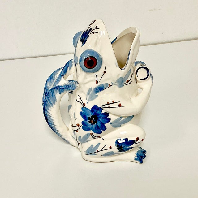 1960s 1960s Vintage Boho Chic Coastal Ttompe L’Oeil Frog Pitcher, Blue & White. For Sale - Image 5 of 13