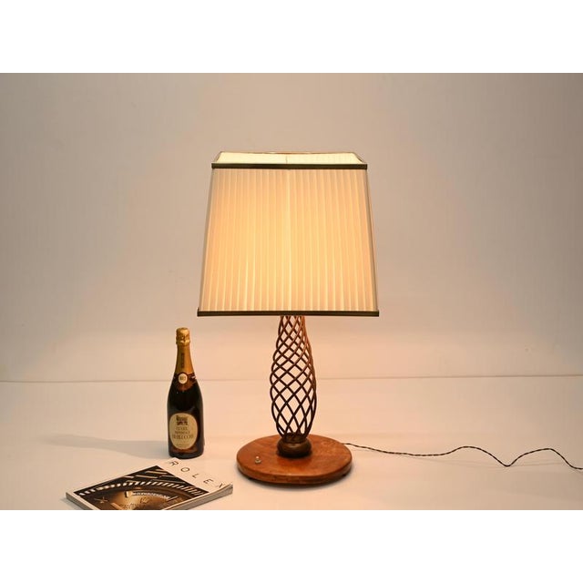 Large Twisted Brass and Walnut Table Lamp, Italy, 1950s For Sale - Image 4 of 17
