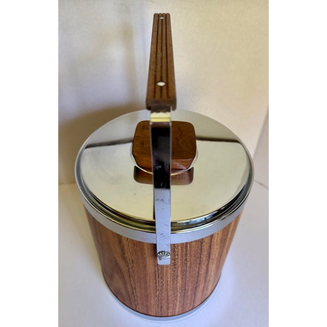 1960s Mid Century Modern Kromex Faux Wood Ice Bucket With Chrome Lid & Wood Accents For Sale In Los Angeles - Image 6 of 12