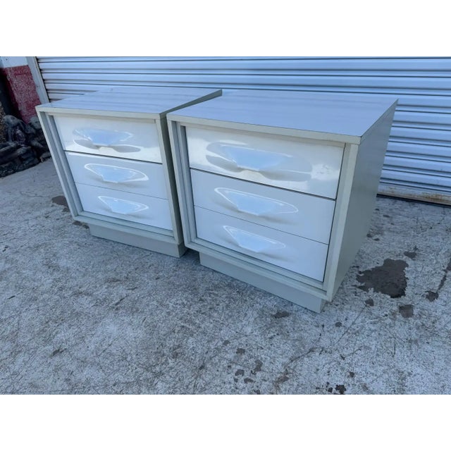 Mid-Century Modern Mid 20th Century Pair of Giovanni Maur for Treco Gray Lacquer and White Acrylic Nightstands For Sale - Image 3 of 6