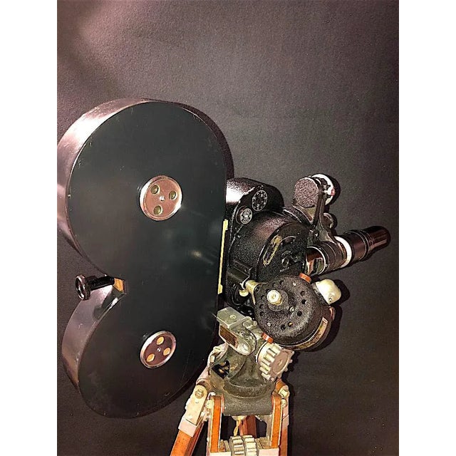 Circa 1930s Bell & Howell 35mm Eyemo Movie Camera For Sale - Image 4 of 7