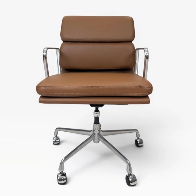 Mid-Century Modern Eames for Herman Miller Aluminum Group Soft Pad Management Chair - Brown Leather For Sale - Image 3 of 9