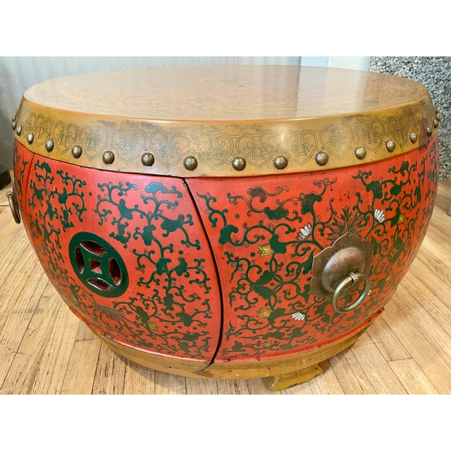 Early 20th Century 5 Piece Chinese Qing Red Coromandel Sake Barrel Drum Table and 4 Stools W/ Brass Ring For Sale - Image 4 of 12