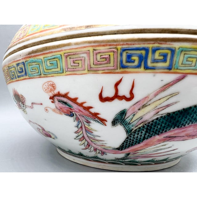 Antique Chinese Guangxu Period Famille Rose Dragon & Phoenix Porcelain Covered Box, 1875–1908 – Chinoiserie / Asian Traditional For Sale - Image 14 of 18