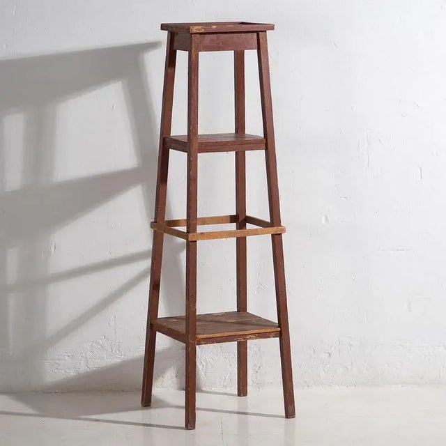 Garnet red antique plant stand (c.1920) Approximate age: 150 years Material: Pinewood Our antique plant stand is a unique...