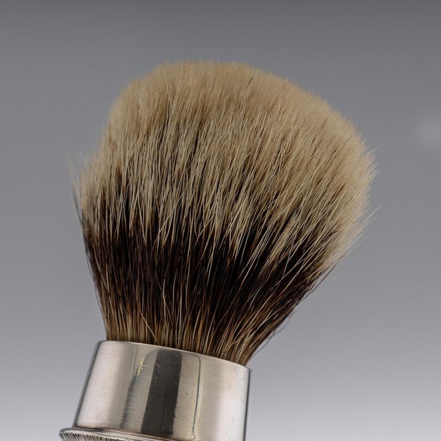 1970s 20th Century English Silver Shaving Brush & Stand from Christopher Lawrence, 1976, Set of 2 For Sale - Image 5 of 11