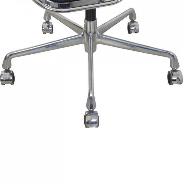 Vintage EA-117 Office Chair in Black Mesh by Charles Eames, 1990s For Sale - Image 7 of 18