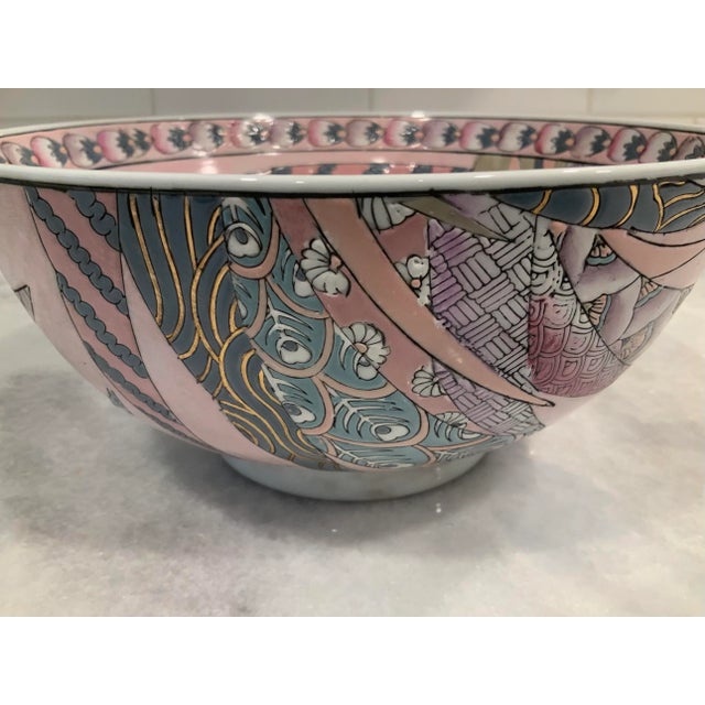 Hand Painted Macau Bowl Made in China For Sale In New York - Image 6 of 9