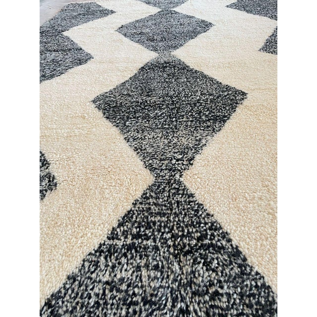 Contemporary Berber Beniourain Rug in Black and White Wool, Morocco, 1995 For Sale - Image 3 of 14