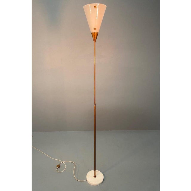 Acrylic Glass and Brass Floor Lamp by Giuseppe Ostuni for Oluce, 1959 For Sale - Image 9 of 9