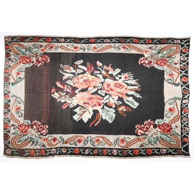 Vintage Anatolian Floral Kilim with Central Bouquet – Handwoven Wool Flatweave This elegant vintage kilim is a poetic...