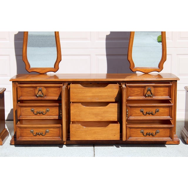1970s White Fine Furniture Solid Wood Dresser With Two Mirrors & Matching Nightstands - Mid-Century Carved Walnut Bedroom Set For Sale - Image 10 of 18