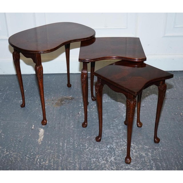 Vintage Kidney Shape Flamed Mahogany Nest of Three Tables with Queen Anne Legs, Set of 3 For Sale - Image 11 of 15