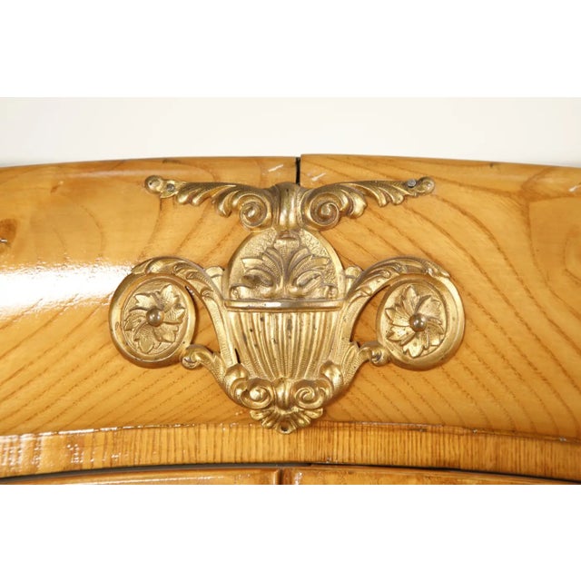 Monumental Art Deco Hollywood Regency Armoire in Blonde Quilted Wood, C 1930s For Sale - Image 12 of 18