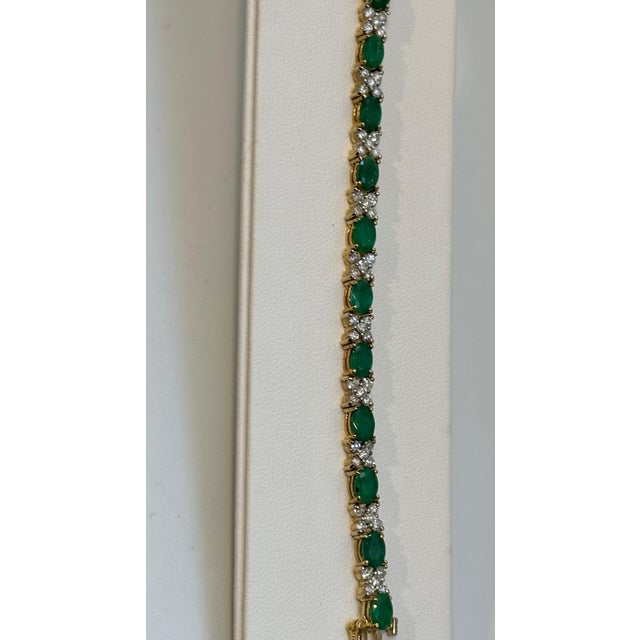 Early 21st Century 12 Carat Emerald 2.2 Carat Diamond Flower Tennis Bracelet 14 Karat Yellow Gold For Sale - Image 5 of 18