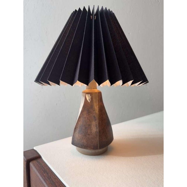 This ceramic table lamp was designed in the 1960s by Marianne Starck for Michael Andersen and produced on the Danish...