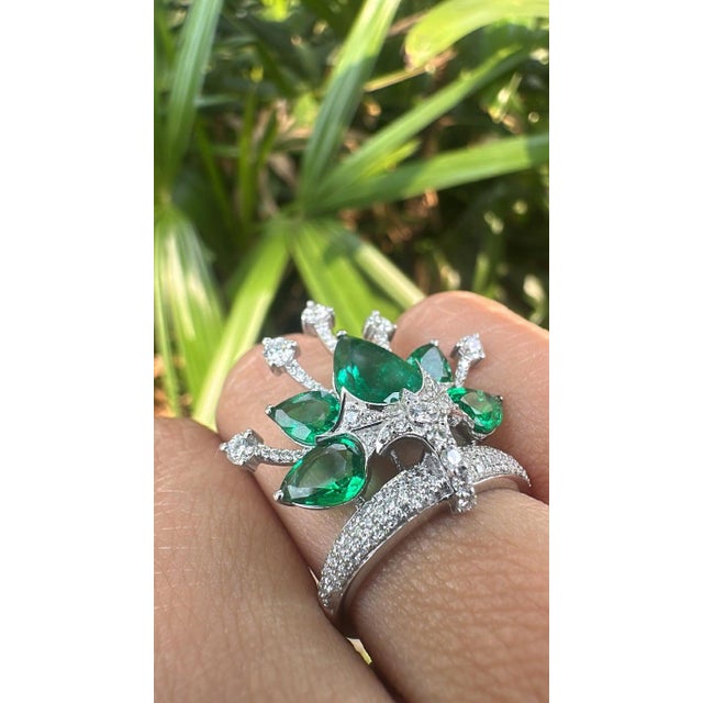 Set in 18k Gold, 3.80 Carats, Natural Zambian Emerald & Diamonds Cocktail Ring, Us Size 6 For Sale - Image 4 of 13