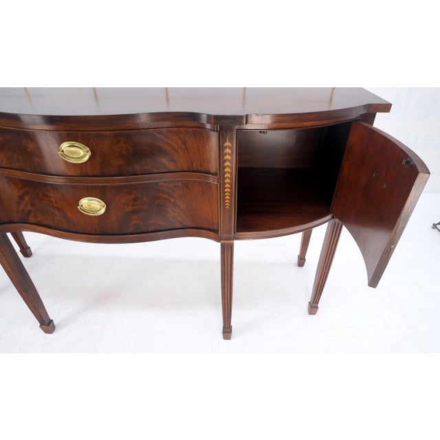 Thomasville MINT Brass Gallery Crotch Mahogany Serpentine Front Federal Sideboard Thomasvill For Sale - Image 4 of 12