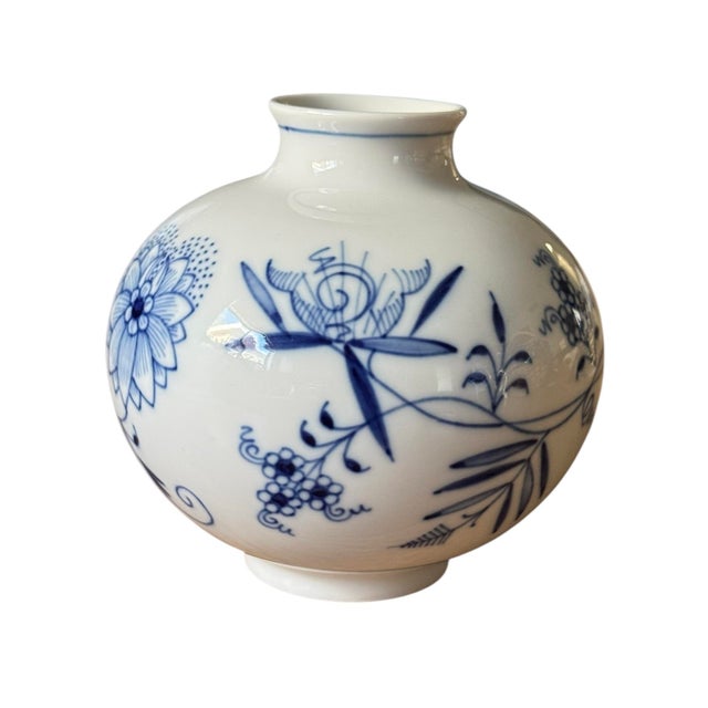 Traditional Early 20th Century Meissen Blue Onion Pattern Round Ball Vase For Sale - Image 3 of 7
