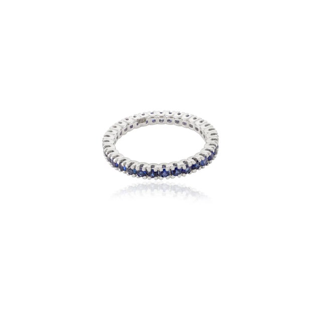 Prong Set Blue Sapphire Round Cut Eternity Band in 18k White Gold Size 6.5 For Sale - Image 4 of 11