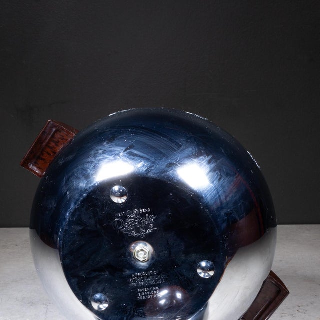 Chrome Mid-Century Penguin Chrome Ice Bucket With Bakelite Handles c.1960 For Sale - Image 8 of 8