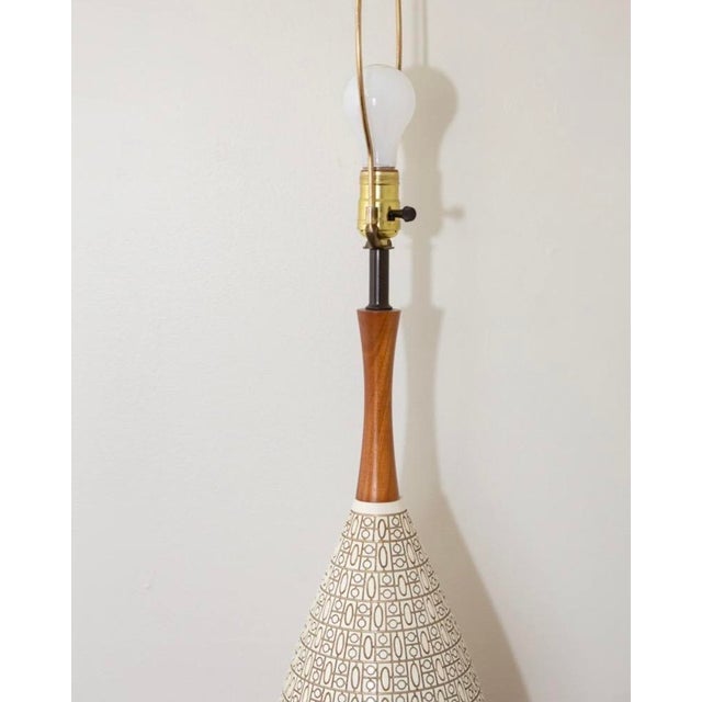 Mid-Century Modern Pottery and Walnut Onion Shape Base Table Lamp, C. 1960's For Sale - Image 3 of 9