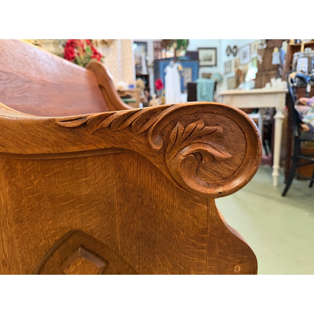 Reclaimed from an old church, this American oak pew features decorative wooden flourishes on the arms. Each end also has a...