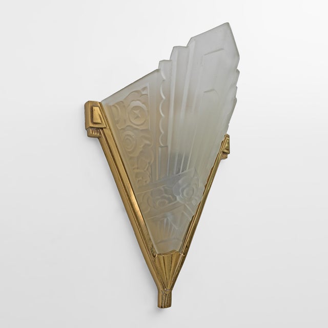 1930s Art Deco Pressed Glass and Brass Sconces, France, 1930s, Set of 2 For Sale - Image 5 of 9