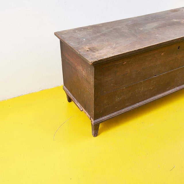 Discover this charming vintage solid wood chest, a perfect example of classic design. With its rustic style and elegant...