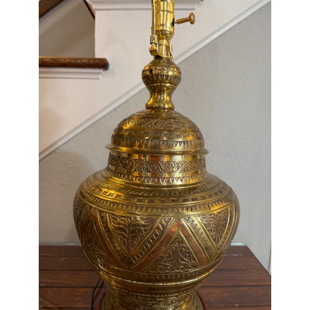 1930/1940s Large Boho Moroccan Urn Tooled Brass Lamp With Copper and Wood Accents For Sale In Dallas - Image 6 of 12