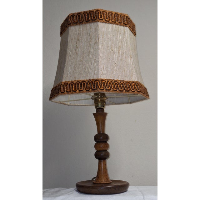 Antique Art Deco German Table Lamp with Turned Base in Maple and Walnut Wood and Beige Fabric Shade, 1920s For Sale - Image 6 of 7