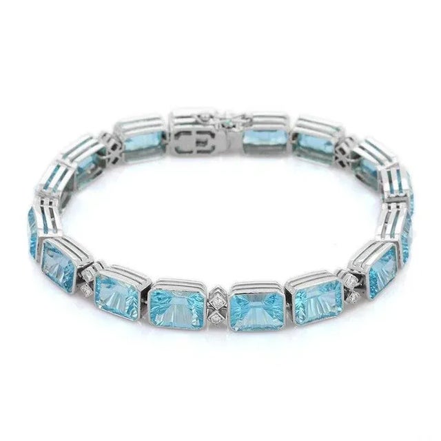 18 Karat White Gold Diamond and Fine Cut 40 Carats Blue Topaz Tennis Bracelet For Sale - Image 4 of 10