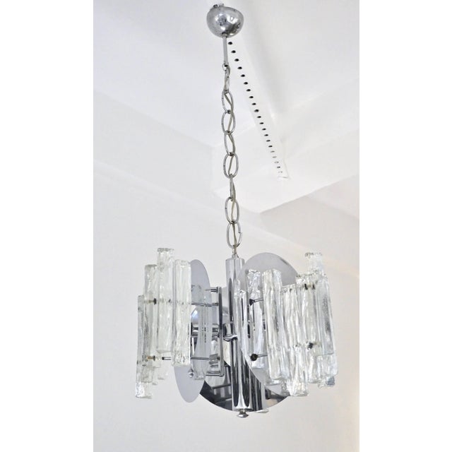 Very attractive modernist and organic Design for this 1970s Murano glass high quality chandelier by Salviati: the...