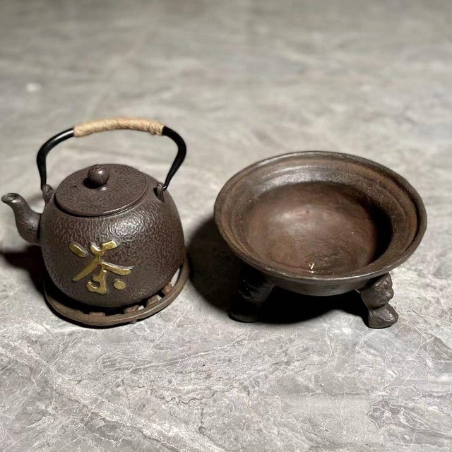 This elegant cast iron tea pot features a traditional design, perfect for brewing tea or warming wine. Its robust...