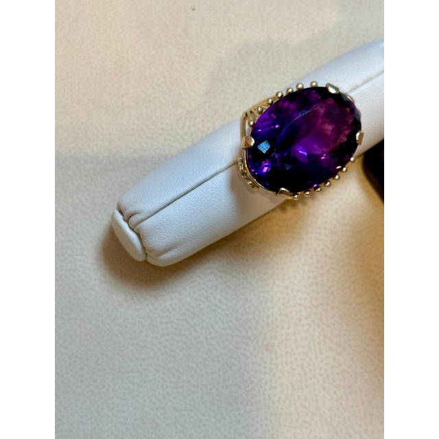 2020s 27 Carat Oval Amethyst Cocktail Ring in 14 Karat Yellow Gold, Size 5.5 For Sale - Image 5 of 8