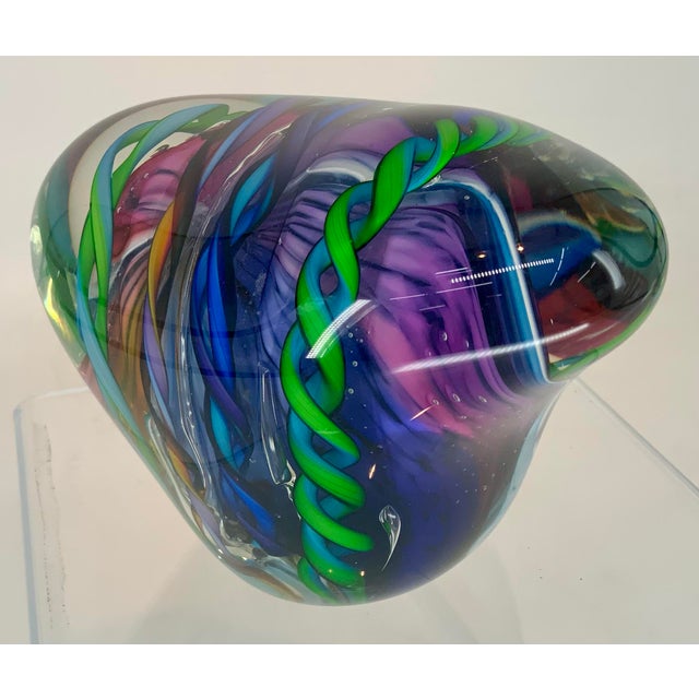 Large, heavy, colorful very beautiful vintage paperweight by American glassmaker Tom Bloyd. Épellent condition.