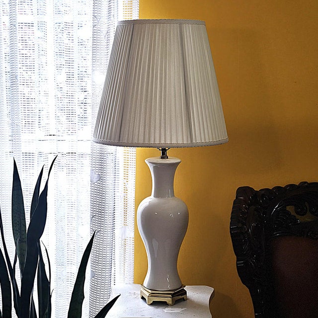 Hollywood Regency Vintage Paul Hanson White Porcelain Table Lamp on Brass Pagoda Base, Usa For Sale - Image 3 of 18