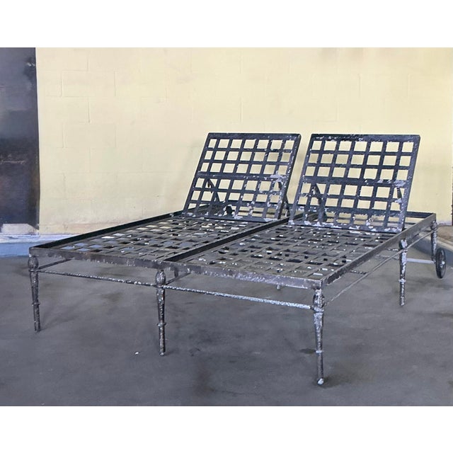 Mid-Century Modern Vintage Regency Cast Aluminum Double Chaise Lounge After Michael Taylor “Montecito” For Sale - Image 3 of 9