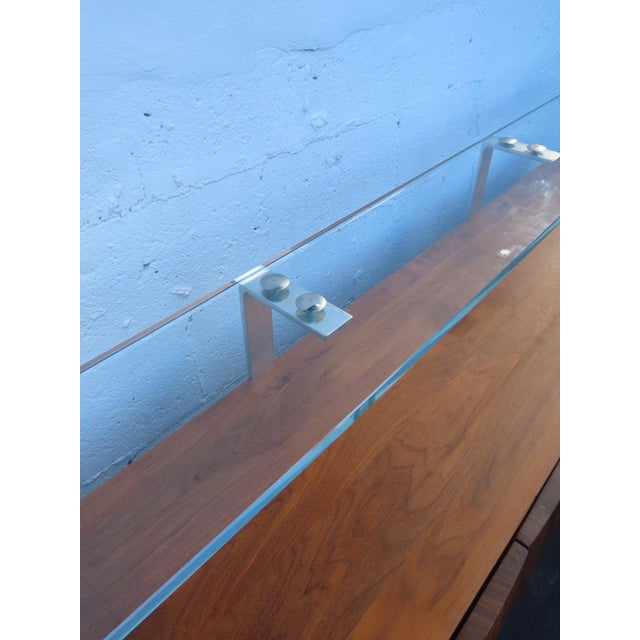Wood Mid Century Modern Long Glass Top Walnut Sideboard Credenza Dresser Buffet 6667 For Sale - Image 7 of 18