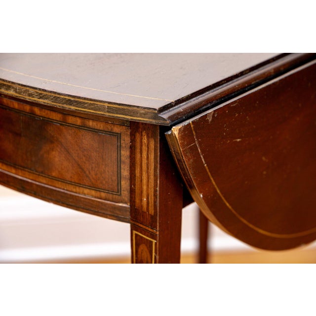 Traditional Early 18th Century Federal Mahogany Pembroke Drop Leaf Table With Satinwood Inlaid Legs and Brass Pull For Sale - Image 3 of 9