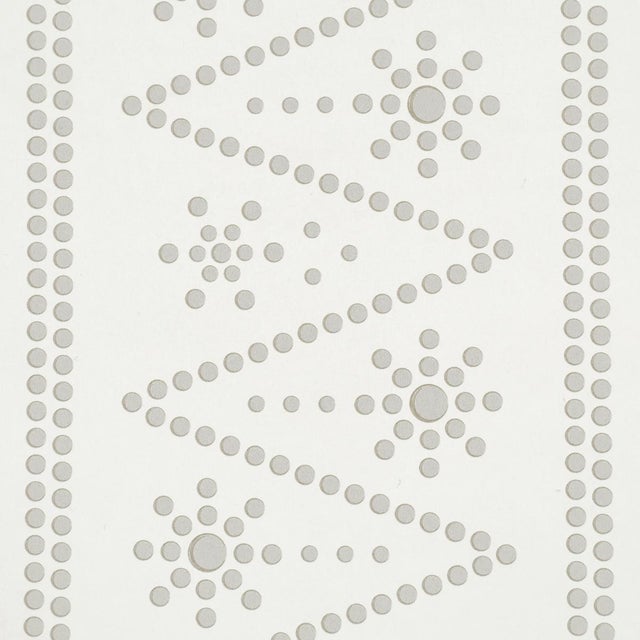 Traditional Schumacher The Pearlies Wallcovering In Silver For Sale - Image 3 of 6